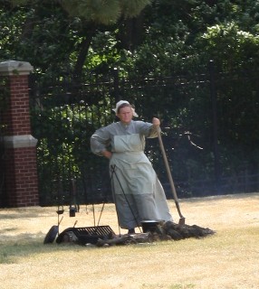 Do not mess with a woman with a shovel